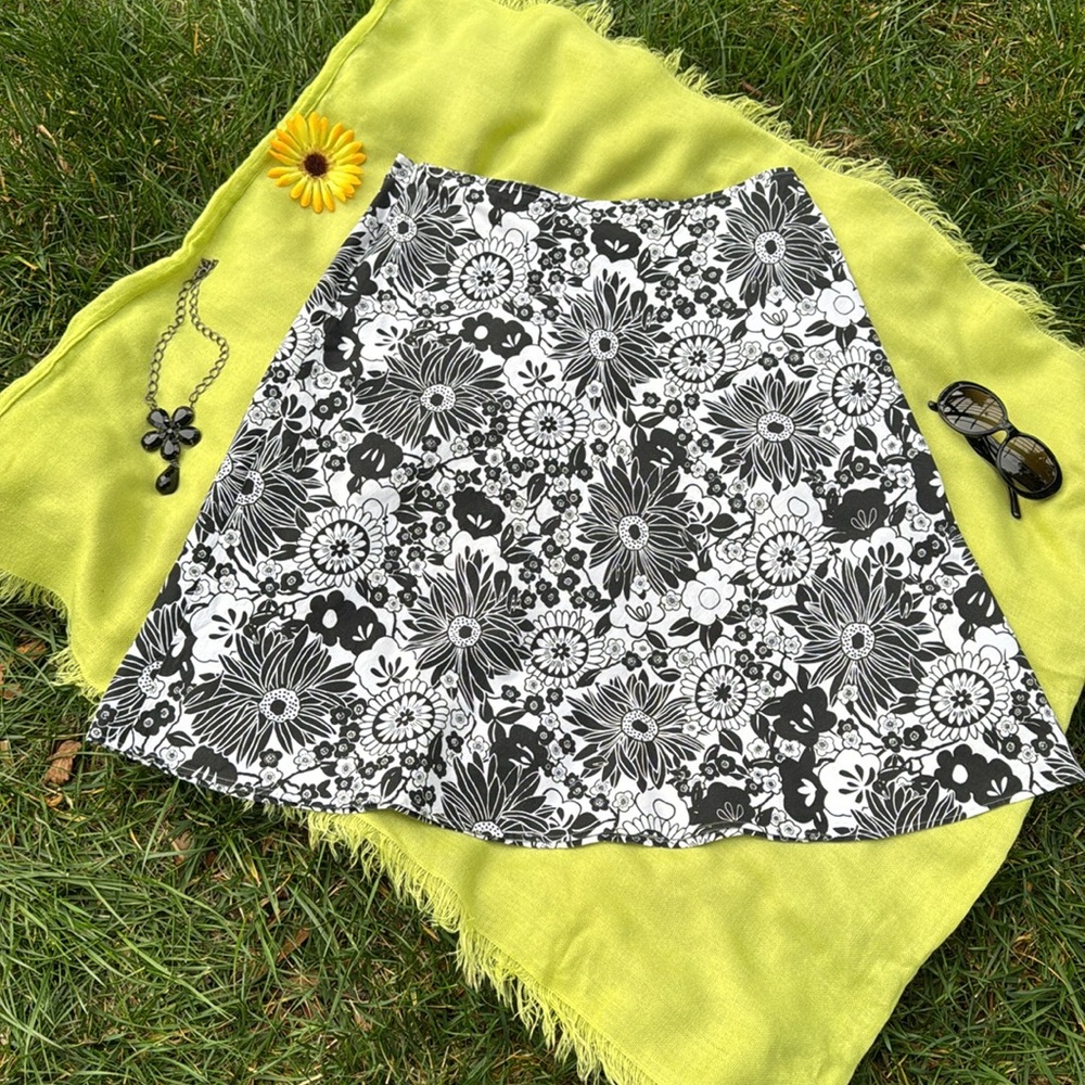 🩷 WHITE HOUSE BLACK MARKET; Black & White Cotton Floral Skirt Fits Sz. L/12 Best
